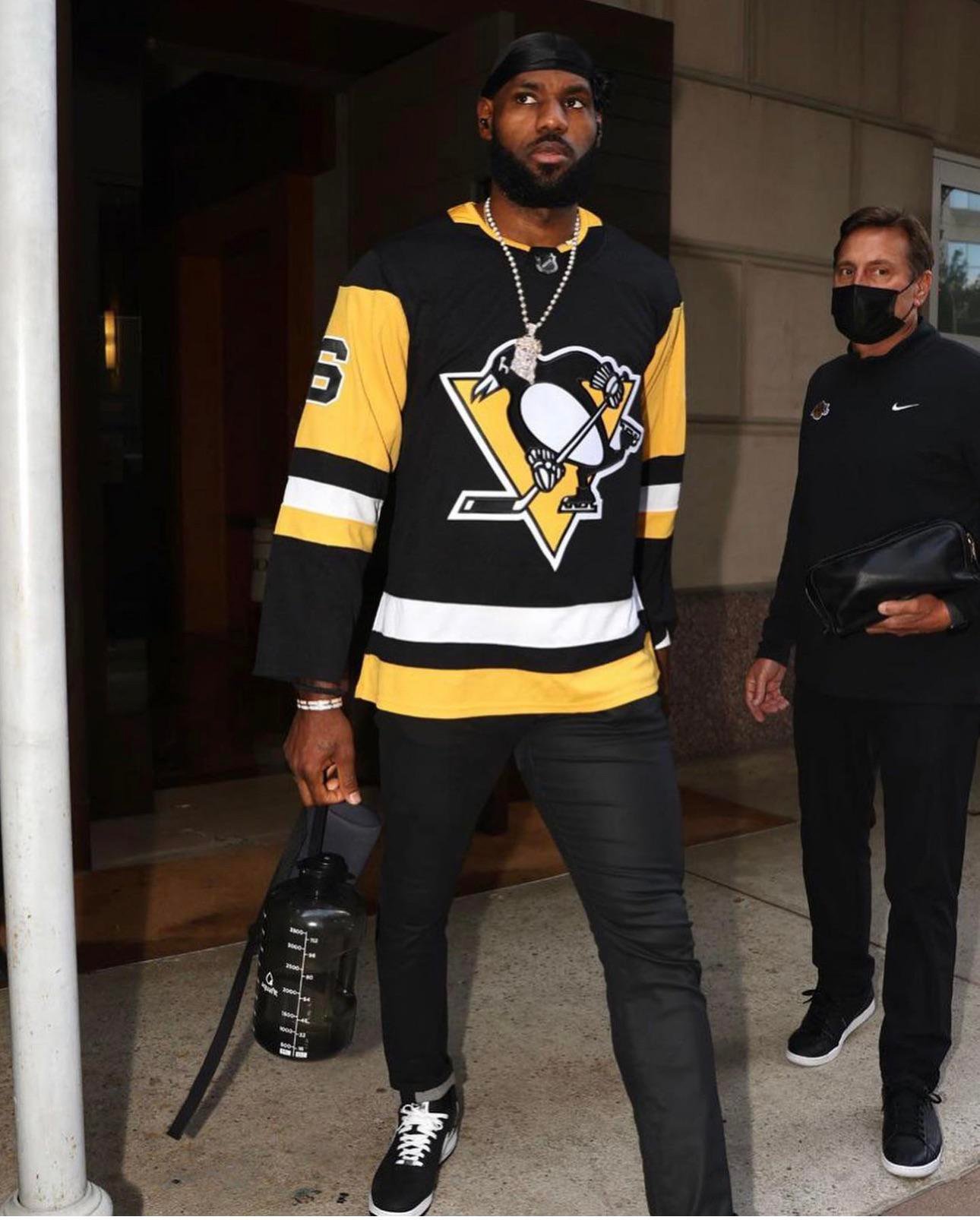 How to Wear a Hockey Jersey Fashionably